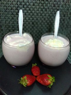 સ્ટ્રોબેરી મિલ્ક શેક (Strawberry Milk Shake Recipe In Gujarati) રેસીપી મુખ્ય ફોટો