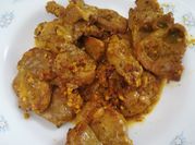 Una foto de filetes de cerdo con ajo y perejil