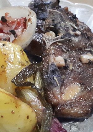 Una foto de Costeletas / Costillas de Cordero Patagónico al horno con verduras