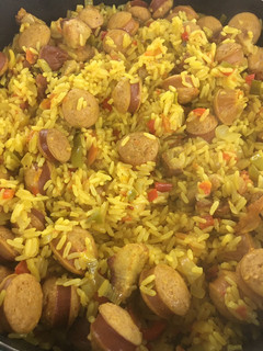 Una foto de Arroz con salchichas y cúrcuma