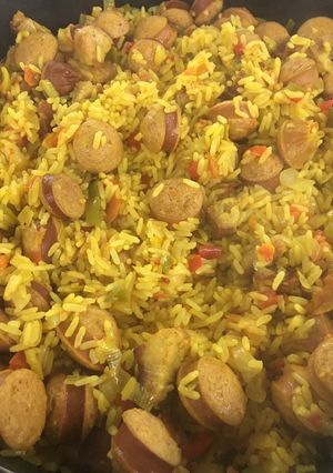 Una foto de Arroz con salchichas y cúrcuma