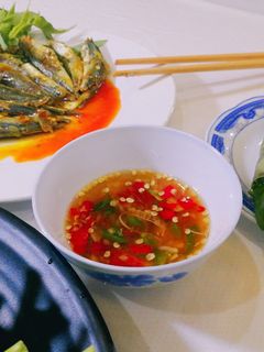 Hình của món Bánh tráng sắn cuốn cá nục rau muống.