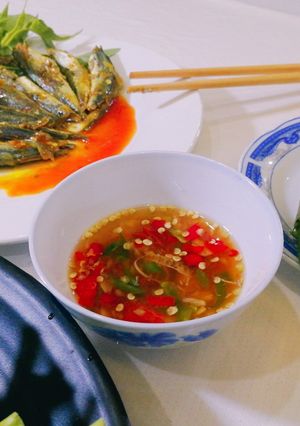 Hình của món Bánh tráng sắn cuốn cá nục rau muống.