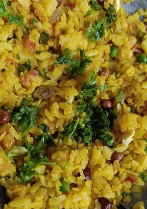 પૌવા બટાકા (Pauva Bataka Recipe In Gujarati) રેસીપી મુખ્ય ફોટો