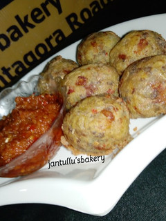A picture of Minced meat cheese yamballs.