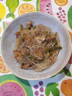 Una foto de Fideos de arroz con costilla y verduras en salsa de soja
