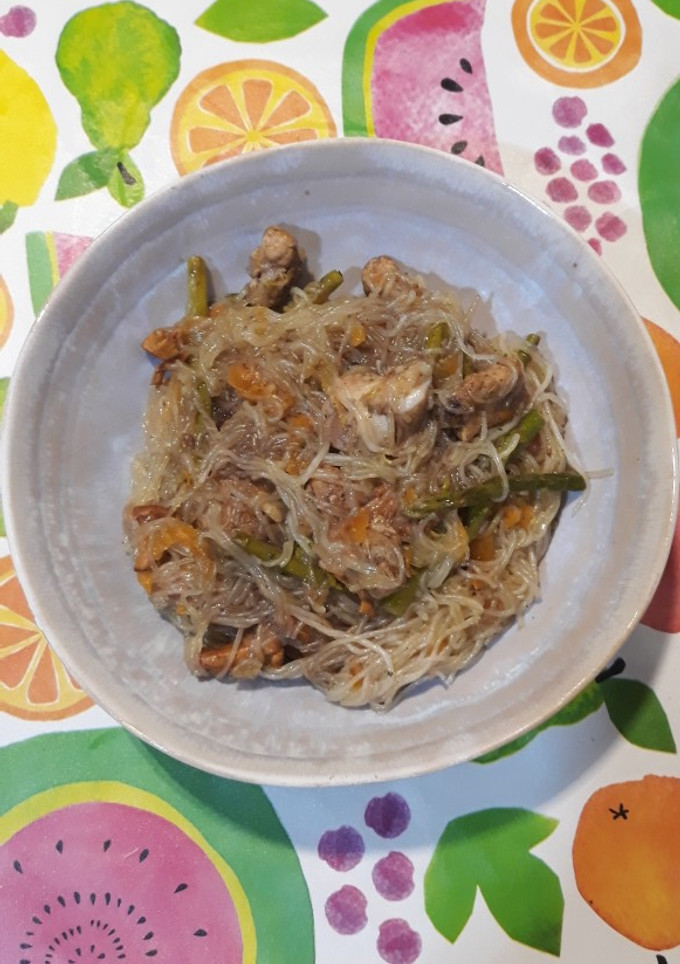 Una foto de Fideos de arroz con costilla y verduras en salsa de soja