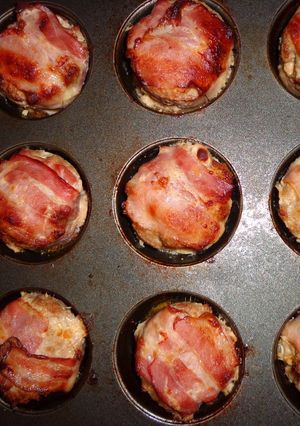 Baconbe göngyölt fasírt főtt tojással töltve recept fotója