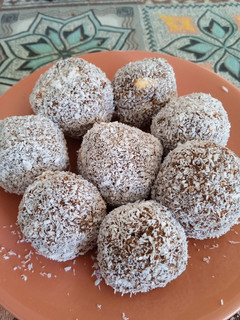 Una foto de Trufas de chocolate, galletas María y coco