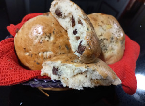 Una foto de Pan con Chicharrones y orégano