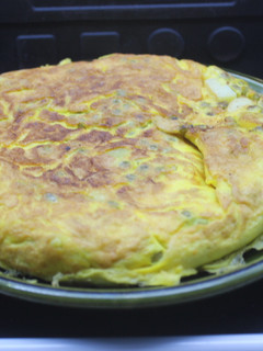 Una foto de Tortilla de patatas con guisantes