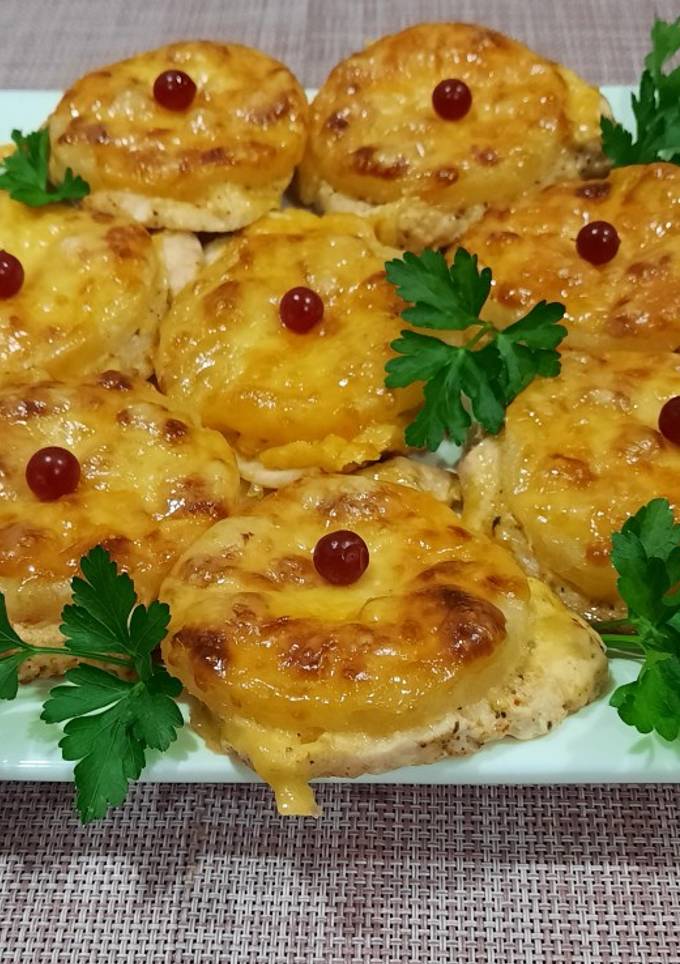 Куряче філе з ананасом і сиром в духовці