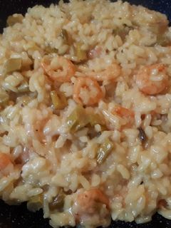 Una foto de Risotto de espárragos y gambas