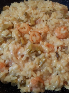 Una foto de Risotto de espárragos y gambas