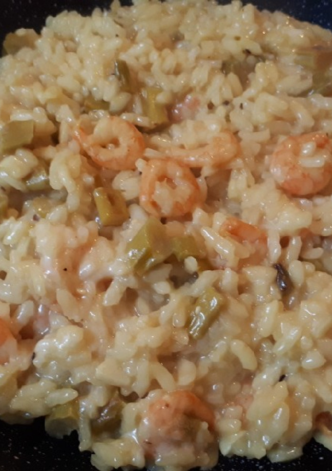Una foto de Risotto de espárragos y gambas