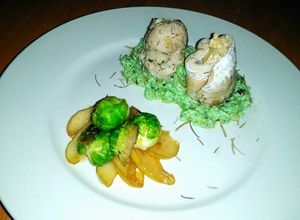 Una foto de Receta de autor: filet de merluza con queso azul y crema menta, guarnición de manzanas verdes y repollos bruselas caramelizadas