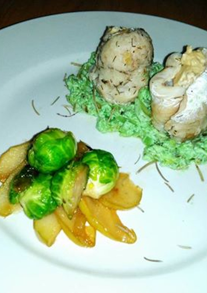 Una foto de Receta de autor: filet de merluza con queso azul y crema menta, guarnición de manzanas verdes y repollos bruselas caramelizadas