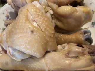 Đùi gà luộc chấm mắm tỏi