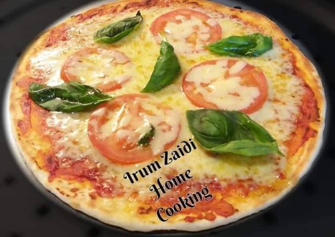 🍕🌿Pizza Margherita 🌿🍕
(Tomato, Basil, and Mozzarella Pizza)