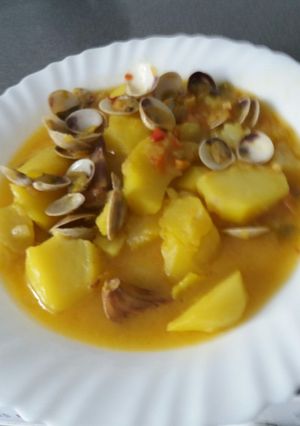 Una foto de Patatas guisadas con chirlas