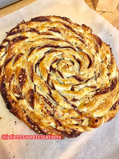 Una foto de Tarta de hojaldre rellena de nutella 🍫 y con frutos secos