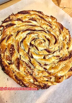Una foto de Tarta de hojaldre rellena de nutella 🍫 y con frutos secos