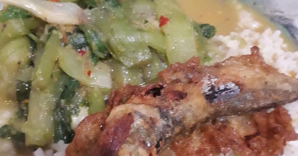Nasi dengan Sayur Lompong dan Ikan Goreng