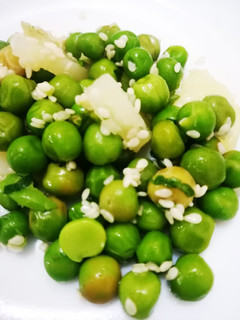 Una foto de Ensalada de arvejas, tallos de brócoli y semillas de sésamo