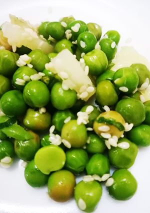 Una foto de Ensalada de arvejas, tallos de brócoli y semillas de sésamo