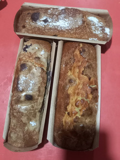 Una foto de Budines de naranja 🍊 pasas de uvas 🍇coco rallado con dulce de leche repostero🥥y arándanos