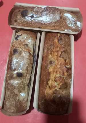 Una foto de Budines de naranja 🍊 pasas de uvas 🍇coco rallado con dulce de leche repostero🥥y arándanos