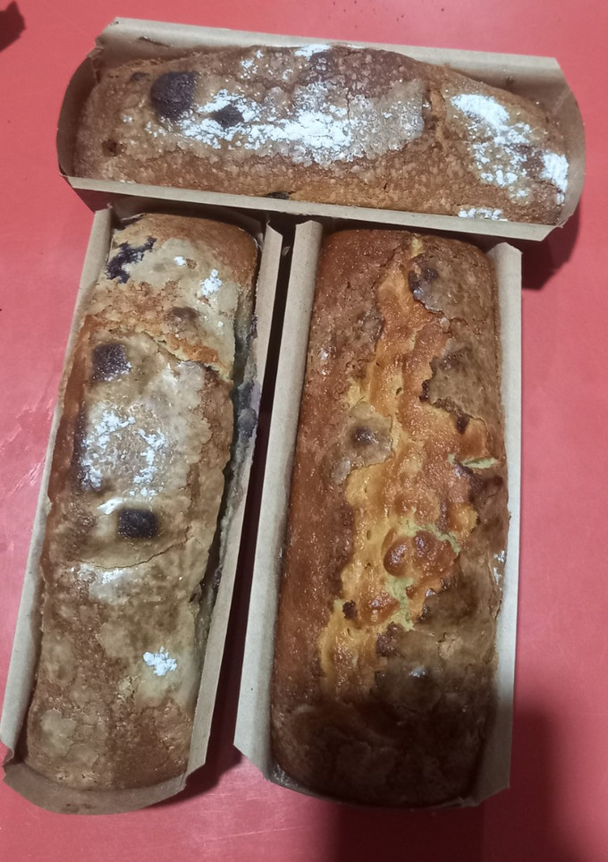 Una foto de Budines de naranja 🍊 pasas de uvas 🍇coco rallado con dulce de leche repostero🥥y arándanos
