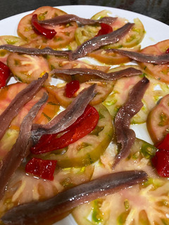 Una foto de Carpaccio de tomate raff con anchoas del Cantábrico