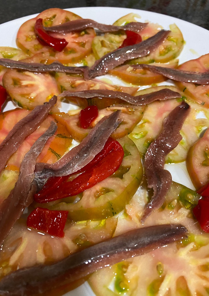 Una foto de Carpaccio de tomate raff con anchoas del Cantábrico