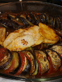 Una foto de Ratatouille con merluza a mi manera