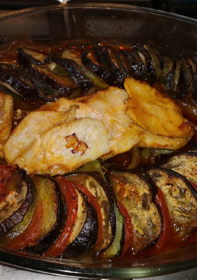 Una foto de Ratatouille con merluza a mi manera