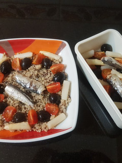 Una foto de Ensalada de quinoa con sardinas para el tupper