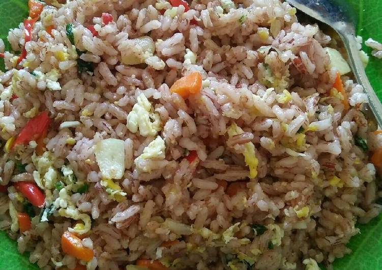 Langkah Mudah untuk Menyiapkan Nasi goreng beras merah yang Enak