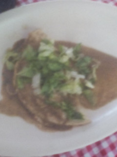 Una foto de Pollo en mole verde
