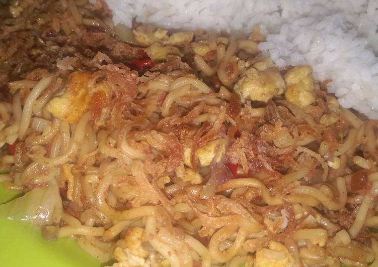 Langkah Mudah untuk Menyiapkan Sarimie goreng isi kornet &amp; telor orak arik 💖💖 Anti Gagal