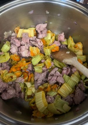 Foto di Risotto ai fiori di zucchina salsiccia e zafferano