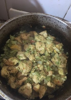 Una foto de Pollo con brócoli e hinojo