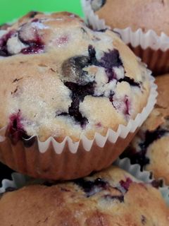 O poză a rețetei Muffin cu afine și zmeură.