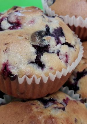 O poză a rețetei Muffin cu afine și zmeură.