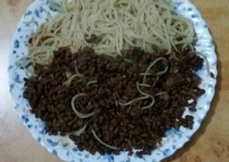 Spaghetti with brown green grams