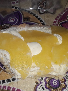 Una foto de 🍍Tarta dulce de ananá con crema de queso y chantilly 🤩🥧