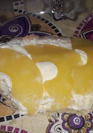 Una foto de 🍍Tarta dulce de ananá con crema de queso y chantilly 🤩🥧
