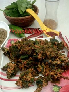 पालक के क्रिस्पी पकोड़े (Palak ke crispy pakode recipe in Hindi) रेसिपी मुख्य फोटो