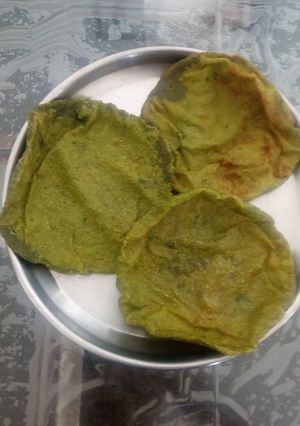बथुआ पालक पूरी रेसिपी मुख्य फोटो
