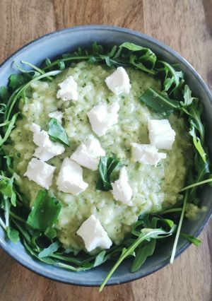 Une photo de Risotto verde (pesto ail des ours) façon nid de Pâques